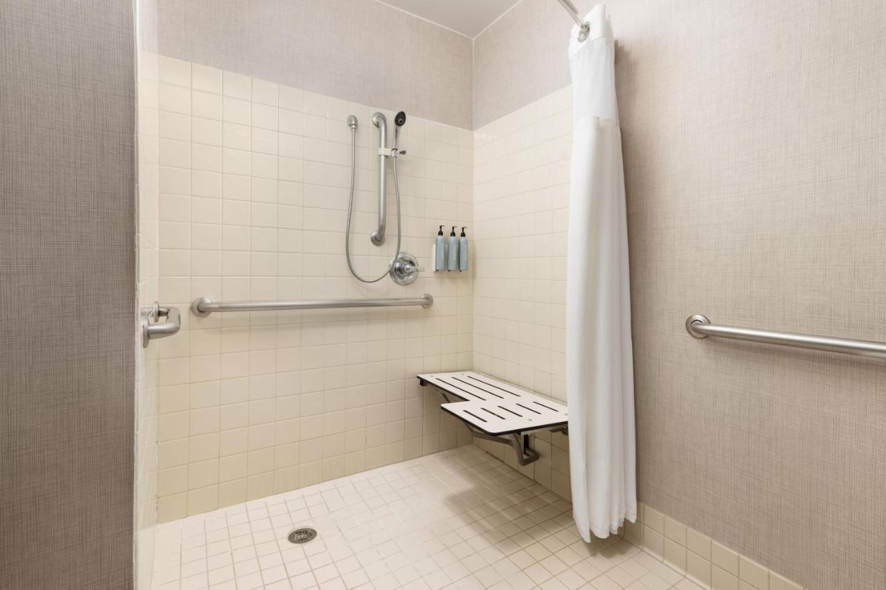 Hotel Potomac Mills
